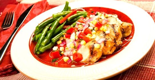 Эскалопы из индейки на гриле с легким кукурузным салатом