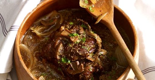 Мясо в горшочках с шампиньонами