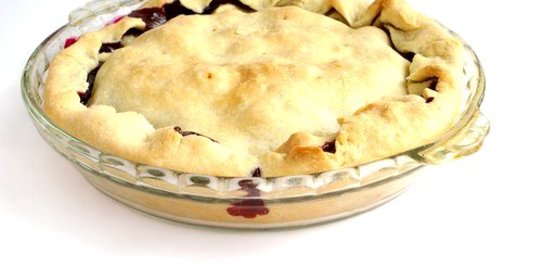 Закрытый песочный пирог с четырьмя видами ягод