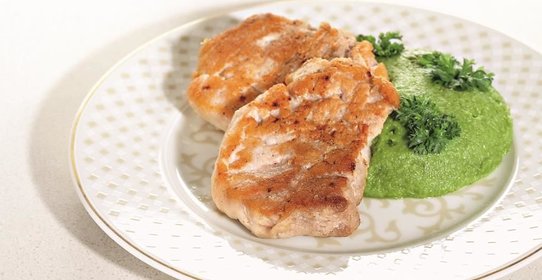 Свиные отбивные с пюре из зеленого горошка