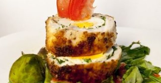 Куриный рулет с зеленью и яйцом