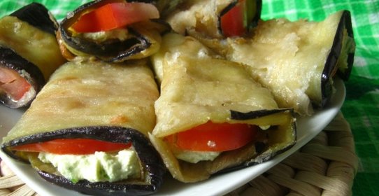 Рулетики из баклажан с домашним сыром и помидорами