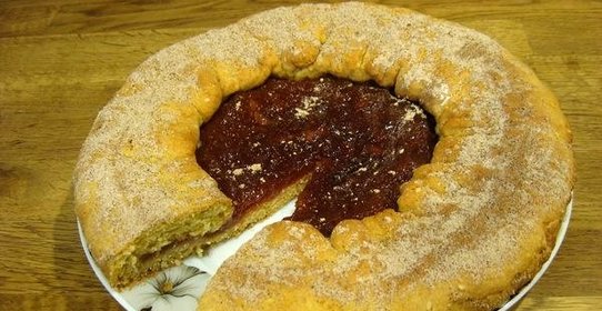 Пирог на сметане с вареньем