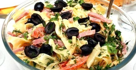 Итальянский салат с сыром и макаронами