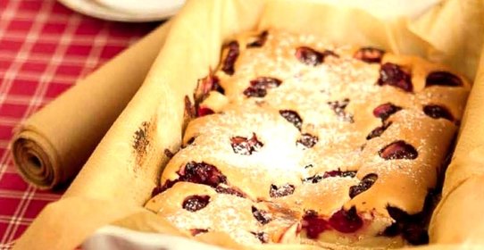 Шарлотка с вишней в мультиварке