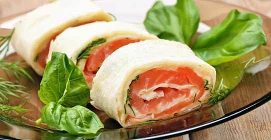 Рулет из лаваша с лососем