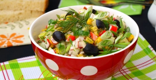 Салат с яблоком, огурцом, кукурузой и крабовыми палочками