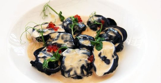 Угольные пельмени из сибирской рыбы нельма с икрой из кижуча в горячем каймаке