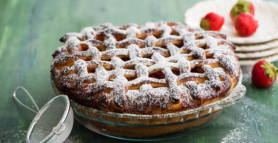 Пирог дрожжевой с клубникой