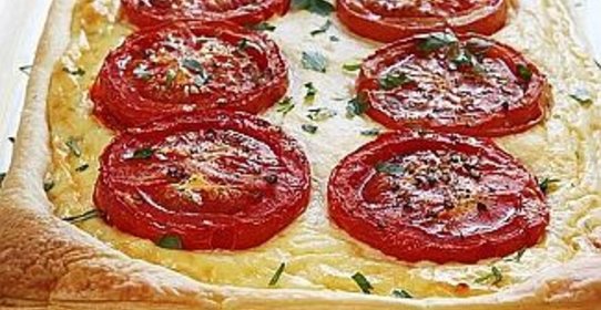 Пирог с томатами, базиликом и сыром Таледжио