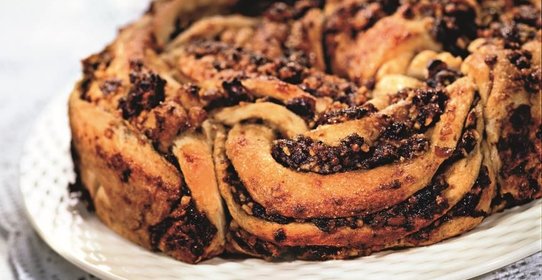 Витой рулет с финиками и кешью