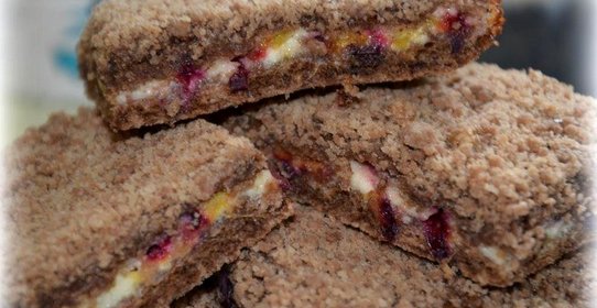 Шоколадное насыпное печенье с творогом и сливой