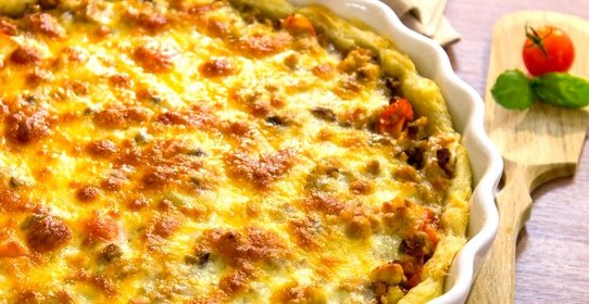 Пирог из слоеного теста с фаршем и овощами