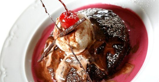 Теплые шоколадные пироги с мороженым