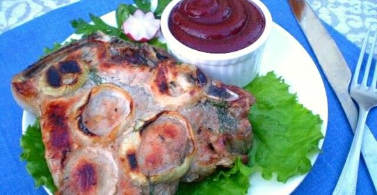 Стейк из свинины на углях