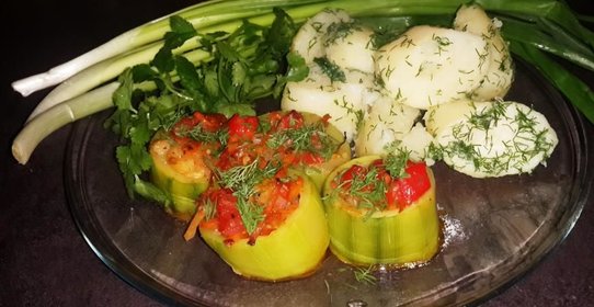 Овощное рагу в кабачках