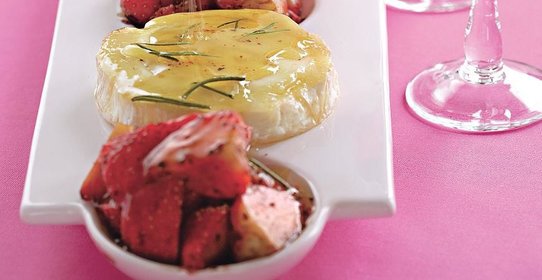 Запеченный камамбер с клубникой, розмариновым медом и черным перцем