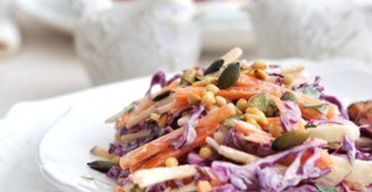 Салат из трех видов капусты с орехами и изюмом