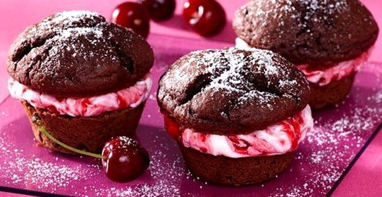 Шоколадные кексы с творожно-вишневой начинкой