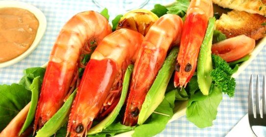 Креветки на гриле с соусом из авокадо и чили