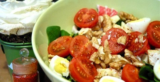 Шпинатный салат с грецкими орехами