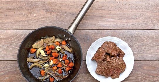 Медальоны из говядины с грибным соусом