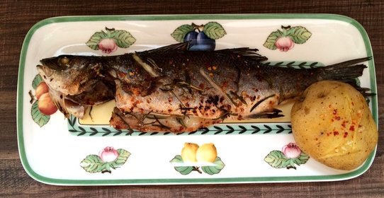 Сибас на гриле с запеченным картофелем