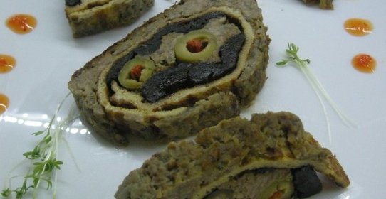 Мясной рулет с черносливом