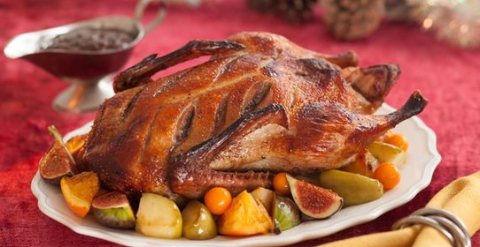 Утка с яблоками и черносливом в сливовом соусе 