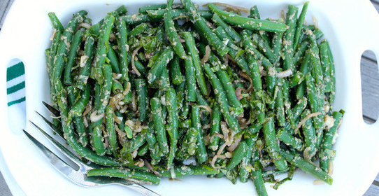 Салат с зеленой фасолью и пармезаном