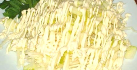 Нежный куриный салат с яичными рулетами