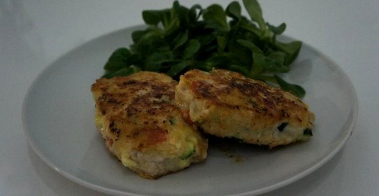 Нежные котлеты с овощами и сыром