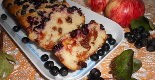 Шарлотка с изюмом, яблоками и черноплодной рябиной