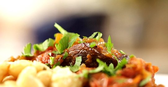 Телячья голяшка, тушеная с помидорами и красным вином