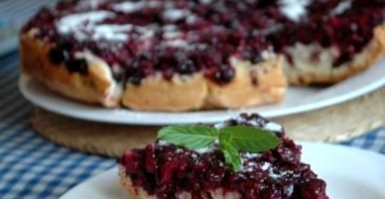 Шарлотка со смородиной