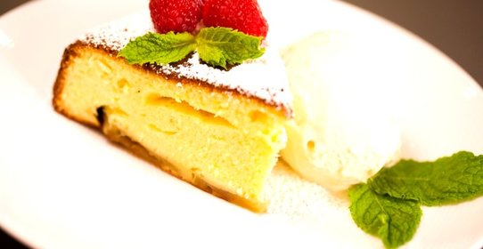 Шарлотка с яблоками и лимоном