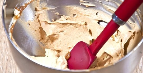 Крем из вареной сгущенки и масла