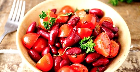 Салат с красной фасолью и помидорами