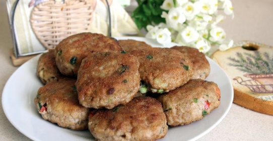 Мясные биточки с баклажанами, паприкой и зеленым луком