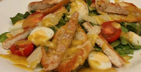 Салат Цезарь с перепелиными яйцами и крутонами