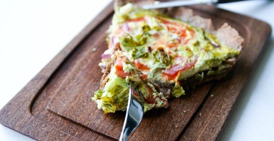 Пирог из цельнозерновой муки с овощами