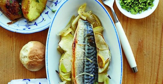 Скумбрия, запеченная с яблоками