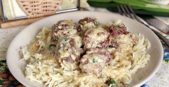 Мясные фрикадельки с зеленым горошком в сливочном соусе
