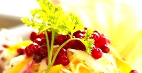 Салат из капусты с орехами, клюквой и крыжовником и тмином