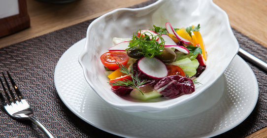 Овощной салат с фаршированными фетой перчиками