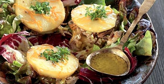 Теплый салат из цесарки с жареными яблоками