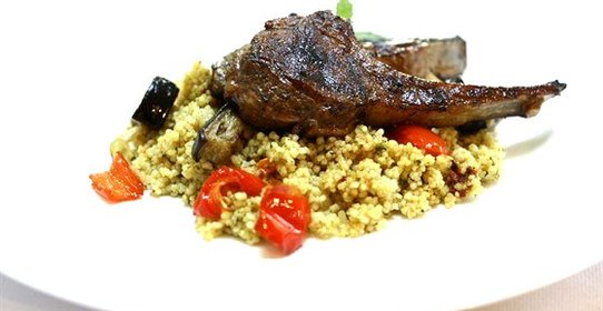 Котлеты из баранины со специями, обрамленные кускусом