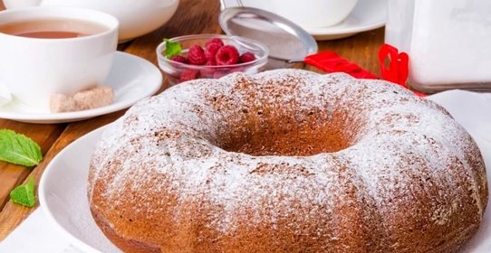 Коврижка на кефире с вареньем