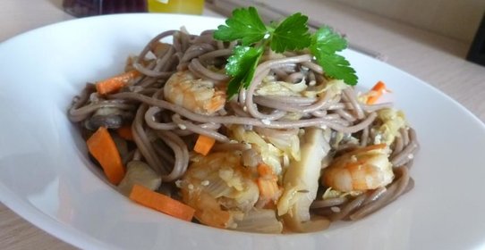 Соба с креветками вок