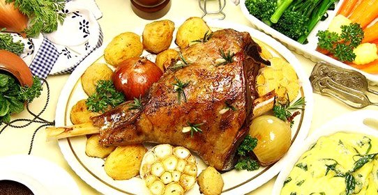 Жареная баранья нога с овощами